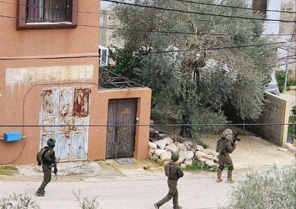 الاحتلال يعتقل مواطنا من نابلس ويقتحم قرية مادما
