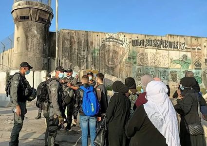 الاحتلال يعيق وصول المصلين للمسجد الأقصى
