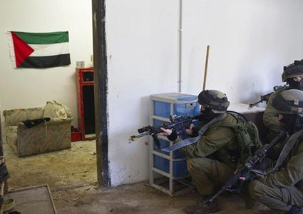 الاحتلال يعتقل مواطنا من طولكرم بعد محاصرة منزل ذويه