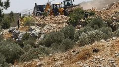 قوات الاحتلال تغلق طرقا زراعية وتجرف أراض غرب نابلس