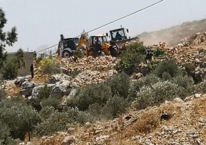 قوات الاحتلال تغلق طرقا زراعية وتجرف أراض غرب نابلس