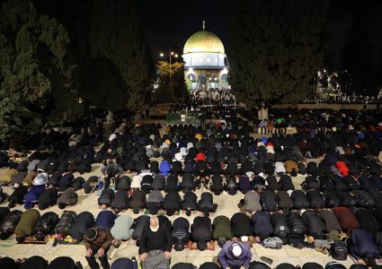 150 ألف مصل يؤدون العشاء والتراويح في المسجد الأقصى المبارك بالقدس المحتلة