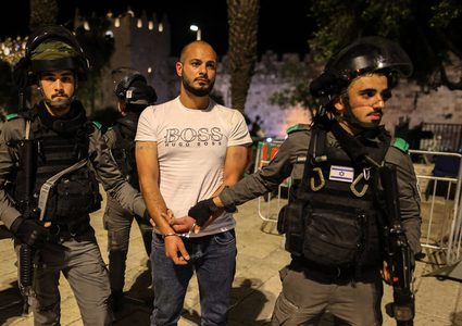 الاحتلال يعتقل 16 مواطنا في محيط المسجد الأقصى