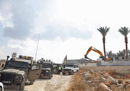 الاحتلال يعتقل مواطنا ويحتحز العشرات في مصنع في اريحا