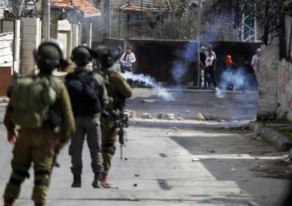 اصابات خلال مواجهات في مخيم العروب