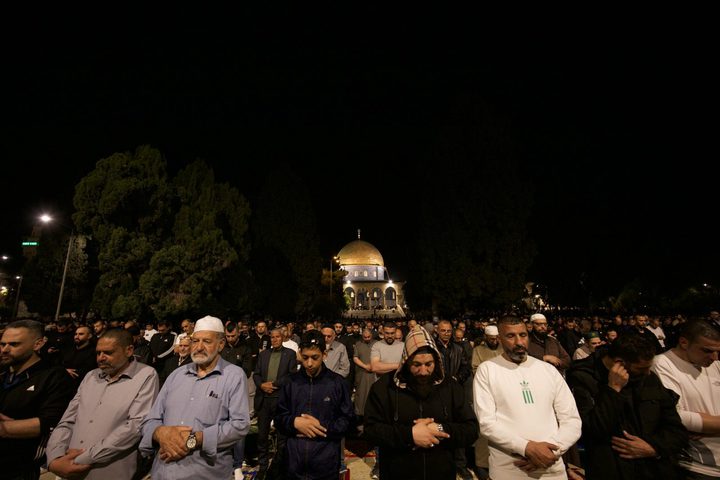 40 ألف مواطن يؤدون صلاتي العشاء والتراويح في المسجد الأقصى