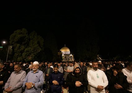 40 ألف مواطن يؤدون صلاتي العشاء والتراويح في المسجد الأقصى