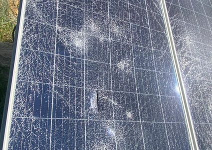 مستوطنون يحطمون ألواح طاقة شمسية ومحتويات غرفة زراعية جنوب بيت لحم