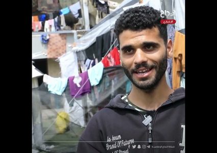 مسرح الطموح يغدو مأوى النزوح: ملعب دير البلح يروي مأساة محمود سلمي في زمن الحرب