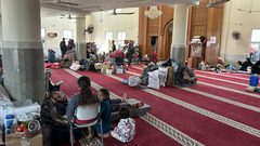 مواطنون ينزحون إلى مسجد في مواصي خان يونس رغم أخطار قصفه