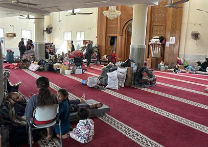 مواطنون ينزحون إلى مسجد في مواصي خان يونس رغم أخطار قصفه