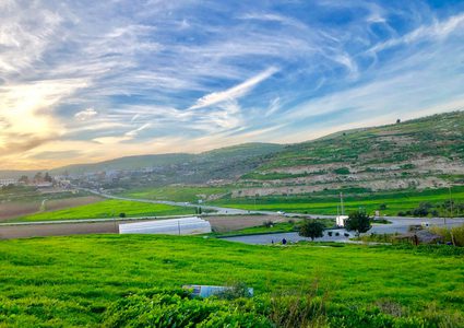 الطقس: أجواء غائمة جزئيا والحرارة أعلى من المعدل السنوي العام بحدود 7 درجات