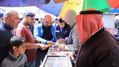 الجوع في غزة يدفع الناس للتخلي عن أثمن مدخراتهم في سبيل لقمة العيش