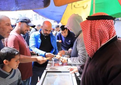 الجوع في غزة يدفع الناس للتخلي عن أثمن مدخراتهم في سبيل لقمة العيش