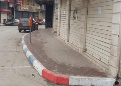 إضراب في دورا.. اقتحامات واعتقالات واشتباكات في الضفة