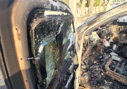 مركبة مؤسسة المطبخ العالمي بعد قصفها من جيش الاحتلال على شارع الرشيد وسط قطاع غزة الليلة الماضية وقتله العاملين بداخلها.