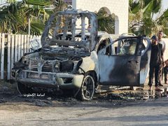 مركبة مؤسسة المطبخ العالمي بعد قصفها من جيش الاحتلال على شارع الرشيد وسط قطاع غزة الليلة الماضية وقتله العاملين بداخلها.