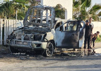 مركبة مؤسسة المطبخ العالمي بعد قصفها من جيش الاحتلال على شارع الرشيد وسط قطاع غزة الليلة الماضية وقتله العاملين بداخلها.