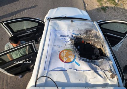 مركبة مؤسسة المطبخ العالمي بعد قصفها من جيش الاحتلال على شارع الرشيد وسط قطاع غزة الليلة الماضية وقتله العاملين بداخلها.