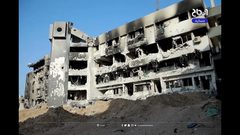 مسن يتحسر على أنقاض مستشفى الشفاء في غزة ..  الاحتلال مسح تاريخًا عظيمًا