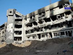 مسن يتحسر على أنقاض مستشفى الشفاء في غزة ..  الاحتلال مسح تاريخًا عظيمًا