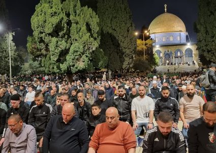 50 ألفا يؤدون صلاتي العشاء والتراويح في المسجد الأقصى