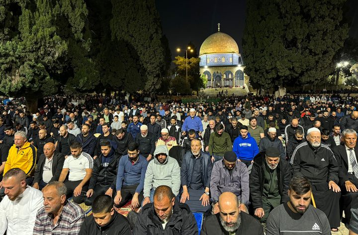 ٥٠ الف يؤدون صلاة العشاء في المسجد الاقصى