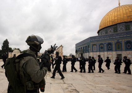 الاحتلال يعتدي على المصلين فجرا في المسجد الاقصى