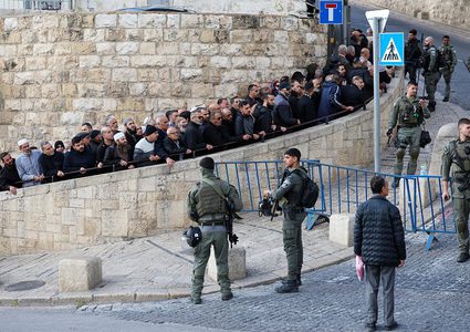 الاحتلال يمنع الآلاف من دخول الأقصى
