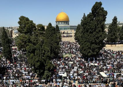 ١٢٠ الف يؤدون صلاة الجمعة في المسجد الاقصى