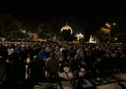 ٢٥ ألفا يؤدون صلاتي العشاء والتروايح في المسجد الاقصى