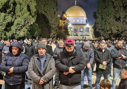 25 ألفا يؤدون صلاتي العشاء والتراويح في الأقصى
