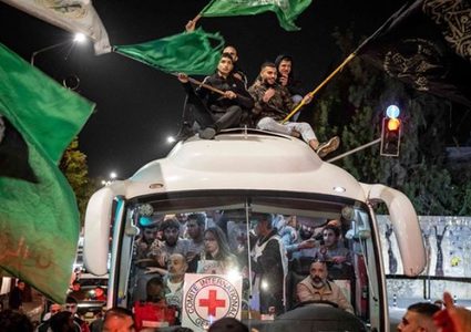 إعلام إسرائيلي: التوصل إلى صفقة محتملة في غزة بات أقرب من أي وقتٍ مضى