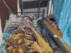 فلسطيني يمشي حاملا ابنه الجريح 10 كيلومترات للخروج من منطقة "الموت الأحمر"