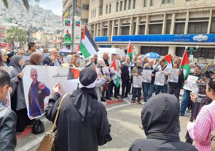 وقفة وسط نابلس احتجاجا على استشهاد الأسير وليد دقة في سجون الاحتلال.