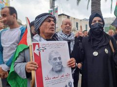 وقفة وسط نابلس احتجاجا على استشهاد الأسير وليد دقة في سجون الاحتلال.