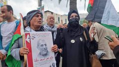 وقفة وسط نابلس احتجاجا على استشهاد الأسير وليد دقة في سجون الاحتلال.