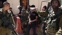 الاحتلال يعتقل أسيرا محررا من مخيم الأمعري