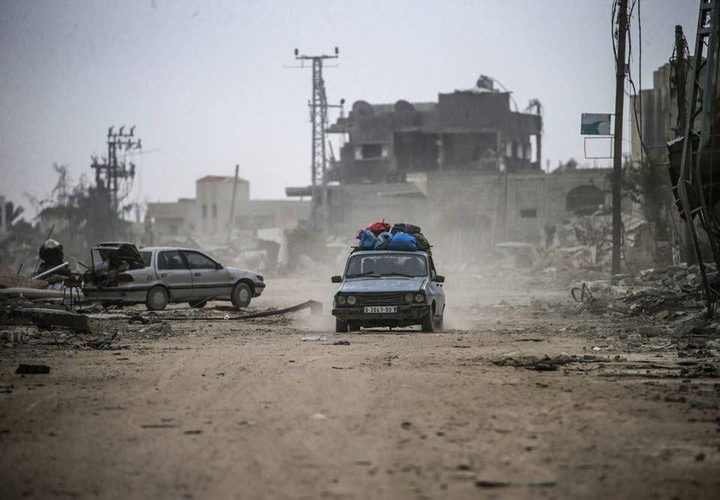 عائدون إلى خانيونس يتفقدون حجم الدمار بعد انسحاب الجيش منها