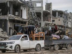 عائدون إلى خانيونس يتفقدون حجم الدمار بعد انسحاب الجيش منها