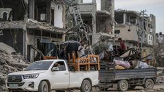 عائدون إلى خانيونس يتفقدون حجم الدمار بعد انسحاب الجيش منها