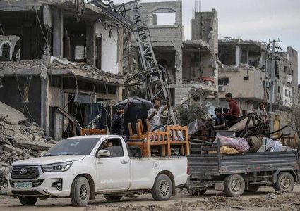 عائدون إلى خانيونس يتفقدون حجم الدمار بعد انسحاب الجيش منها