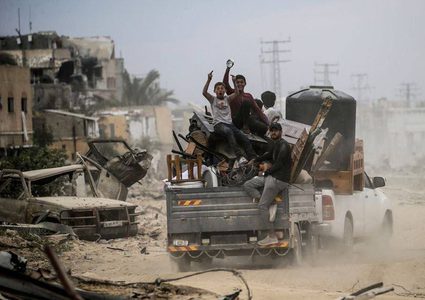 عائدون إلى خانيونس يتفقدون حجم الدمار بعد انسحاب الجيش منها