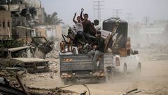 عائدون إلى خانيونس يتفقدون حجم الدمار بعد انسحاب الجيش منها