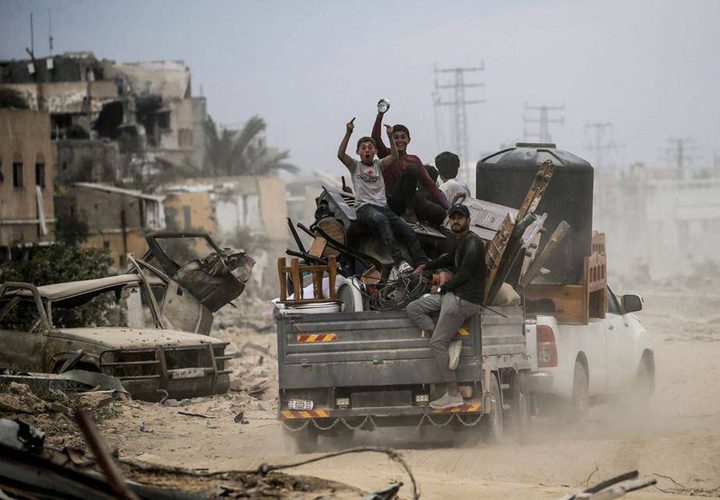 عائدون إلى خانيونس يتفقدون حجم الدمار بعد انسحاب الجيش منها
