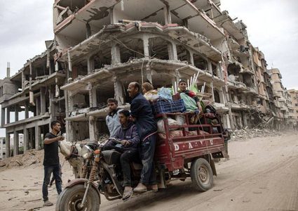 عائدون إلى خانيونس يتفقدون حجم الدمار بعد انسحاب الجيش منها