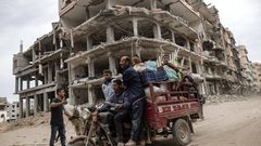 عائدون إلى خانيونس يتفقدون حجم الدمار بعد انسحاب الجيش منها