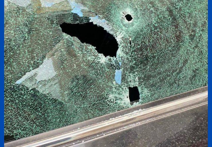 آثار رصاص الاحتلال في مركبات ومحل تجاري خلال اقتحام مخيم الأمعري في رام الله