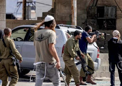 إصابة أربعة مواطنين بينهم طفل بالرصاص في هجوم للمستوطنين على قرية برقة