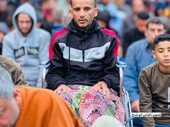 فلسطينيون يؤدون صلاة العيد على أنقاض مسجد الفاروق في رفح الذي دمره الاحتلال.